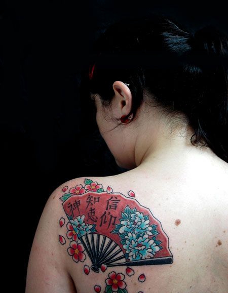 美女肩部牡丹扇子纹身图案