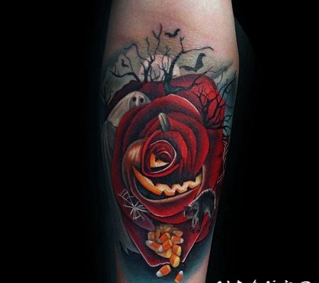 胸部彩色红玫瑰与胶囊纹身图案