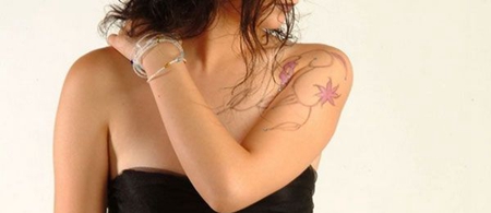 美女大臂枫叶纹身图案