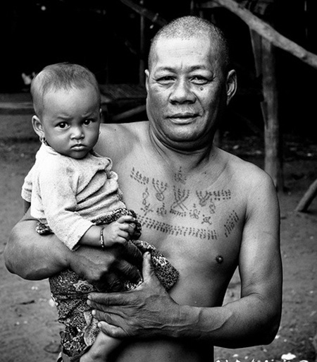 男人胸前部落纹身图片