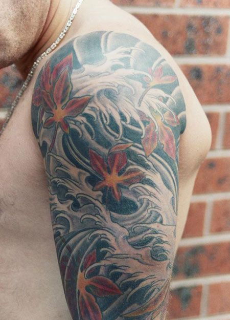 大臂浪花枫叶纹身图案