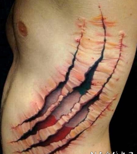 腰部d撕裂的皮纹身