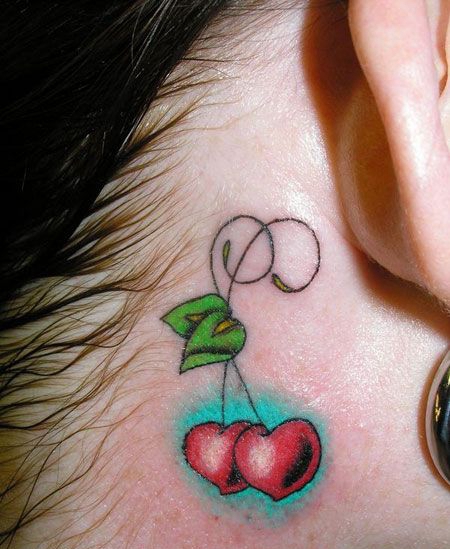 美女耳后樱桃心纹身图案