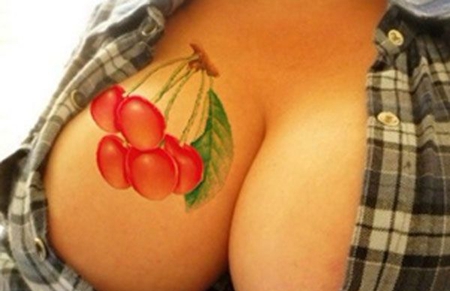 胸部性感樱桃纹身图案