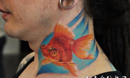 颈部D彩色小金鱼纹身图案