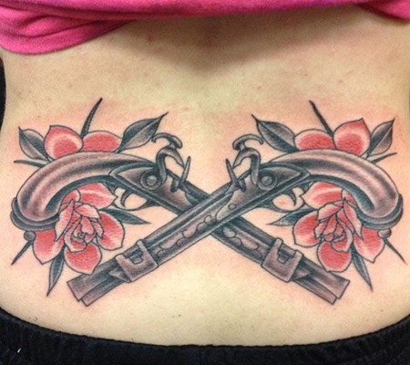 腰部手枪荆棘纹身图案