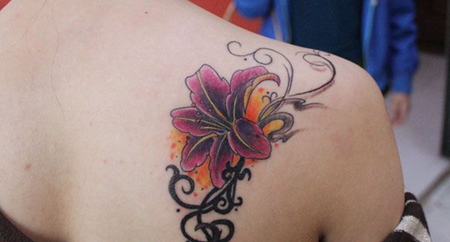 肩部性感百合花纹身图案