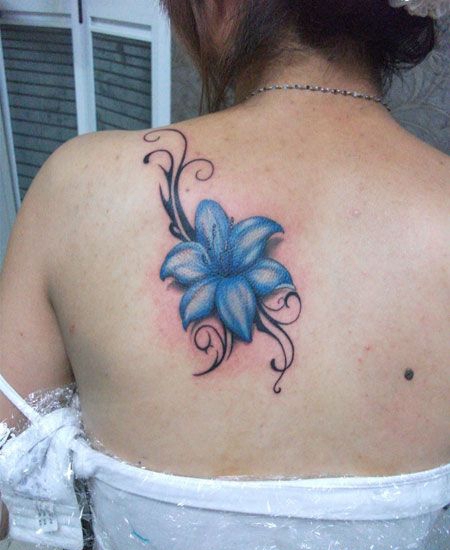 背部蓝色百合花纹身图案