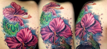 大臂木槿花蜂鸟纹身图案