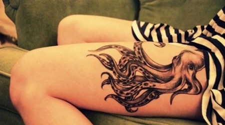 美女大腿上章鱼纹身图案