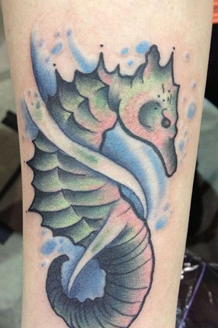 大腿上的海马纹身图案