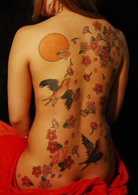满背夕阳下的燕子樱花纹身