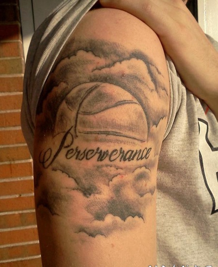 黑白篮球和字母云朵纹身图案