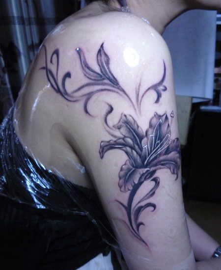 大臂上的百合花纹身图案