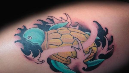 大臂上的乌龟纹身图案