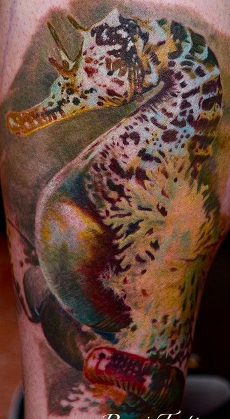 大臂彩色海马纹身图案