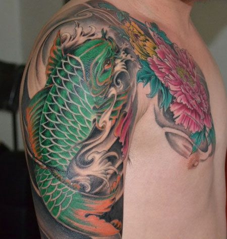 半甲绿色鲤鱼牡丹纹身图案