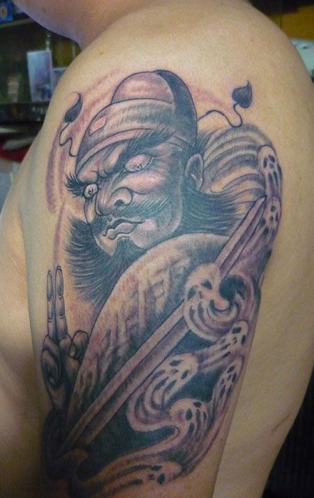 手臂怒目圆睁的张飞纹身图案