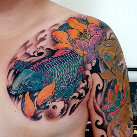 男人半甲鲤鱼莲花组合纹身