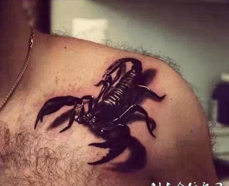 锁骨旁D蝎子纹身