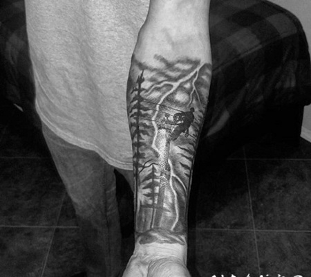 小臂华丽的黑色电线维修与闪电纹身图案