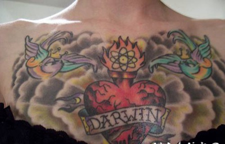 花胸心脏和丝带纹身图片