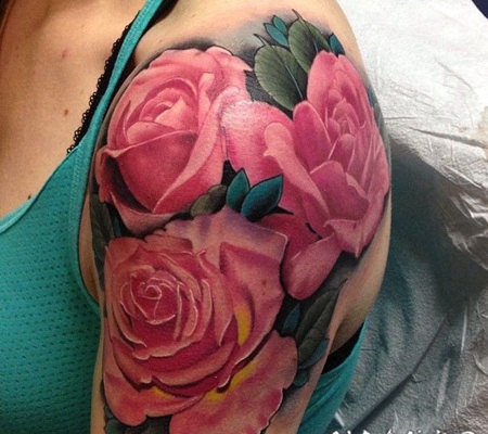 肩部绝对漂亮逼真的粉红玫瑰纹身图案