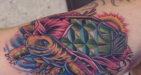 大臂上的绿色海龟纹身图案