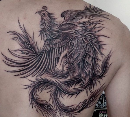 背部飞舞的凤凰纹身图片