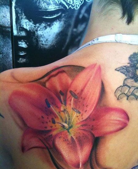肩部粉色百合花纹身图案