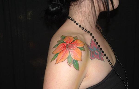 美女肩部性感百合花纹身图案