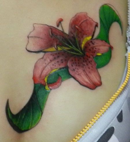 胸部红色百合纹身图案