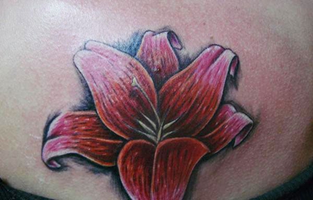 肩部红色百合花纹身图案
