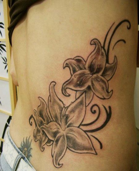 侧腰百合花纹身图案