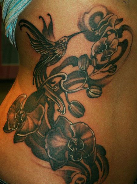 侧腰黑灰色蜂鸟纹身图案