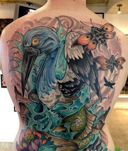 背部彩色的白鹭鸟和蝴蝶纹身图案