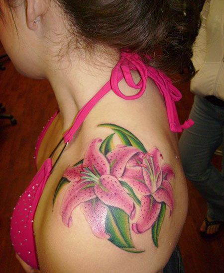 肩部粉色百合花纹身