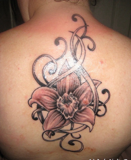 背部花朵纹身图片
