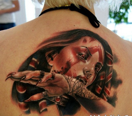 背部魔女纹身图片