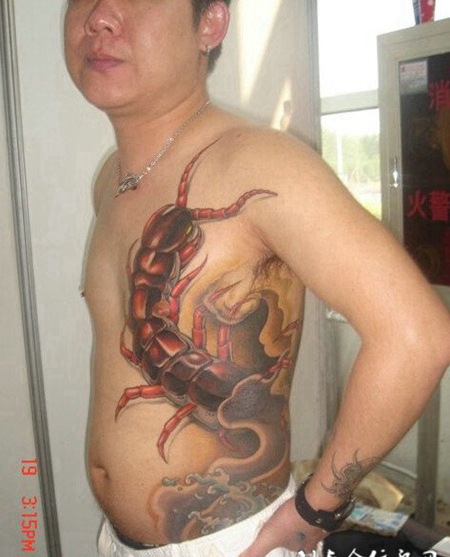 男子侧身d蜈蚣纹身