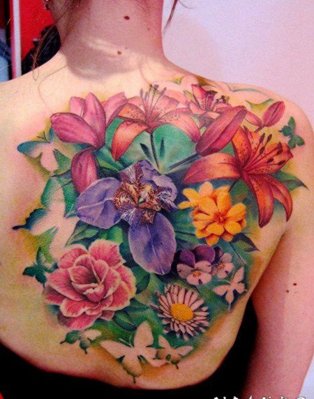 背部美丽生动的彩色热带花卉纹身图案
