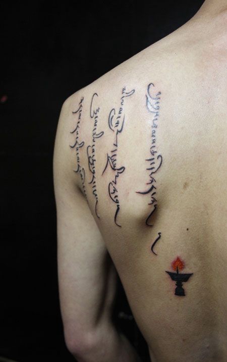 背部藏文蜡烛纹身图案