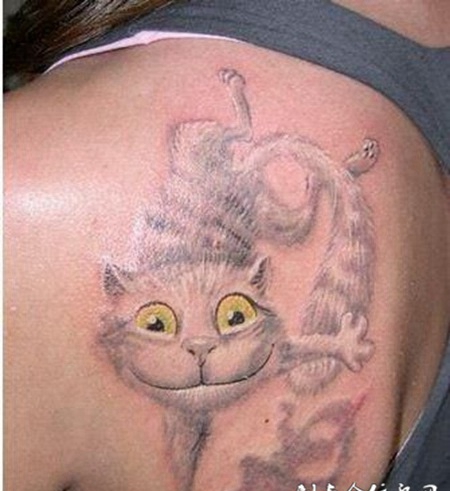 美女背部可爱的卡通d猫纹身