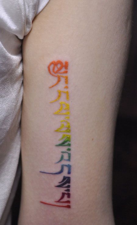 手臂彩色藏文纹身图案