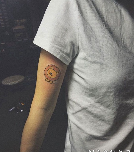 女子手臂可爱小狮子纹身图案