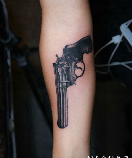 手臂黑灰左轮枪纹身图案