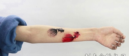 相亲相爱，手臂金鱼个性纹身