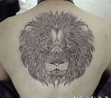 后背个性线条狮子纹身图案