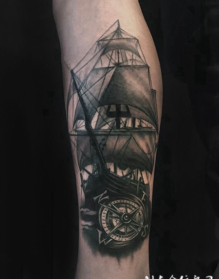乘风破浪，小腿黑灰帆船纹身图案