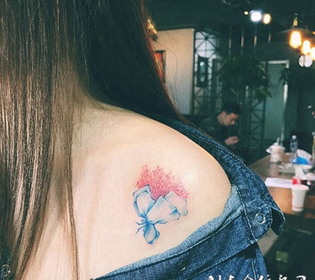 钟爱一生，披肩满天星花束纹身